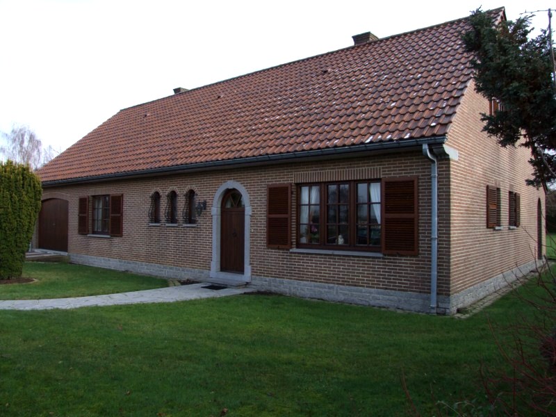 Sur une très jolie propriété de 15 ares, spacieuse et confortable ... Sur une très jolie propriété de 15 ares, spacieuse et confortable ...